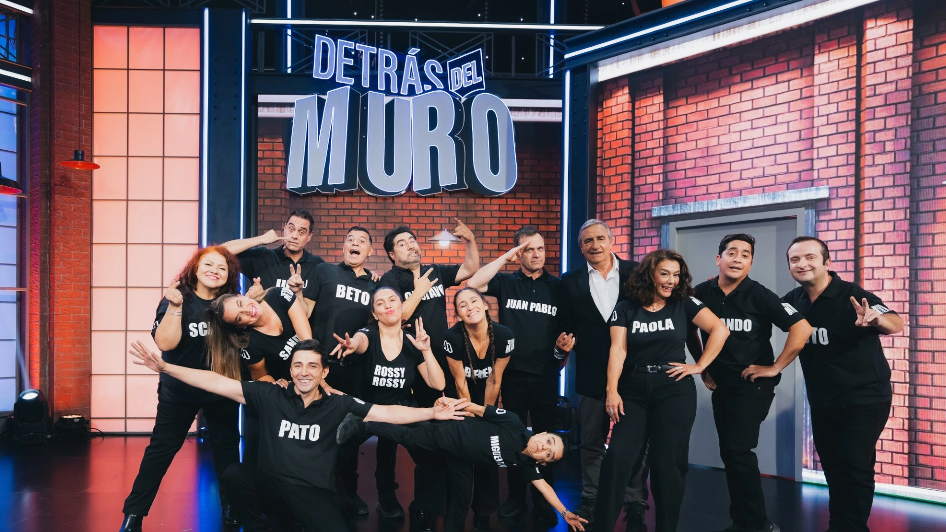 Mega - Detrás del muro